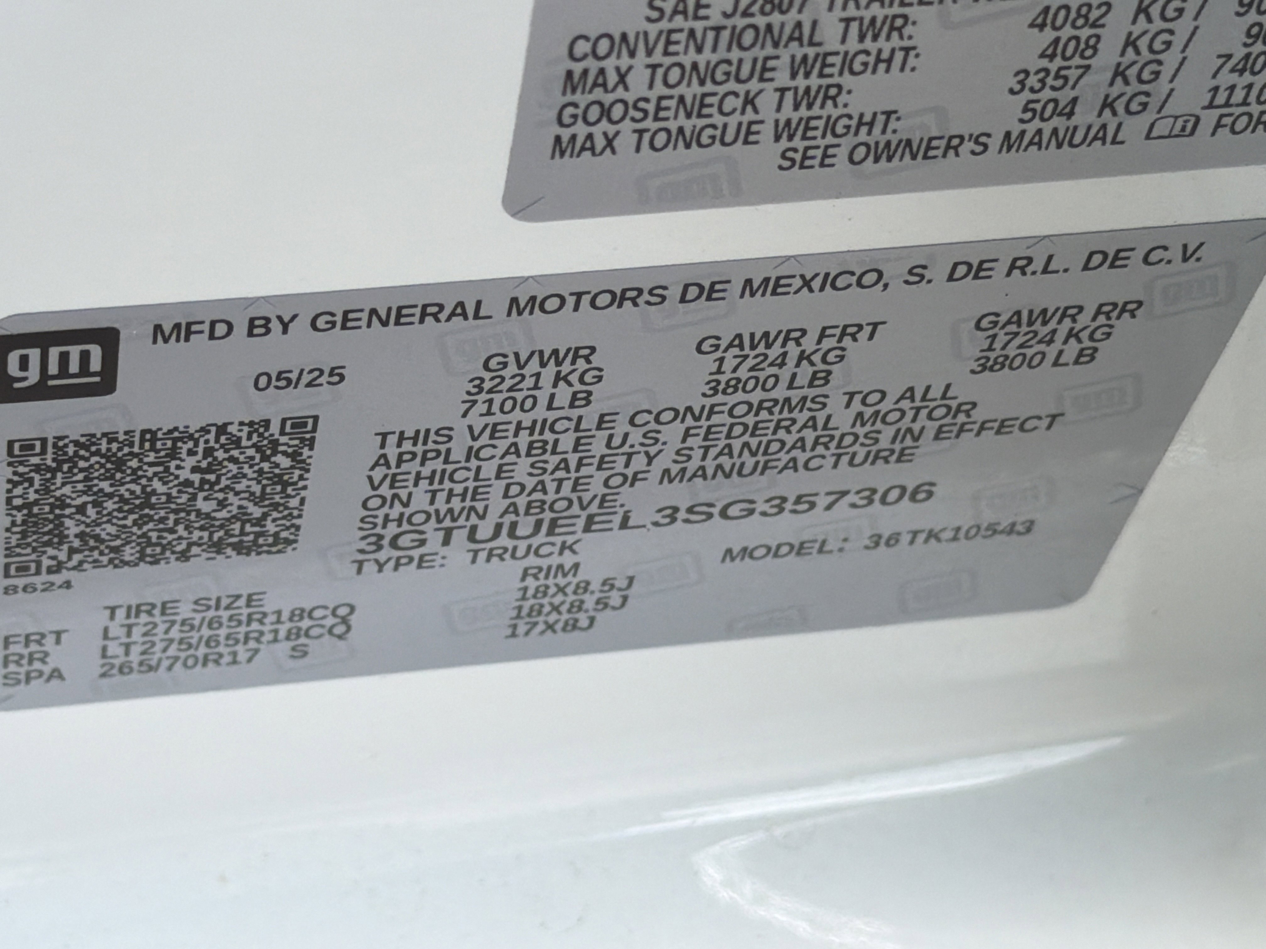 Used 2025 Summit White GMC AT4 image 34