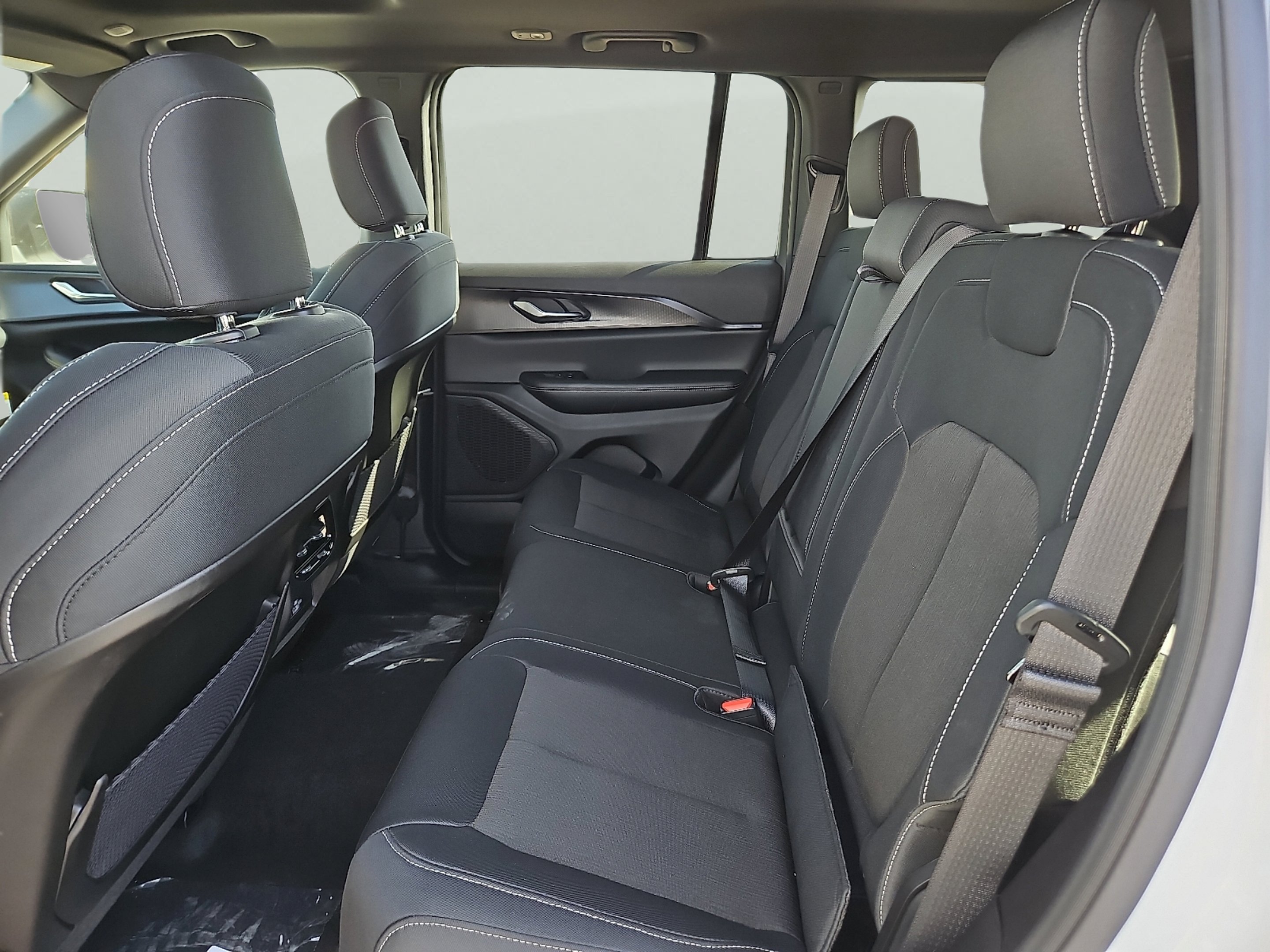 New 2025 Bright White Clear-Coat Exterior Paint Jeep Laredo image 13