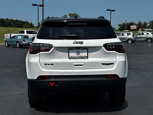 New 2026 Bright White Clear-Coat Exterior Paint Jeep Trailhawk image 6