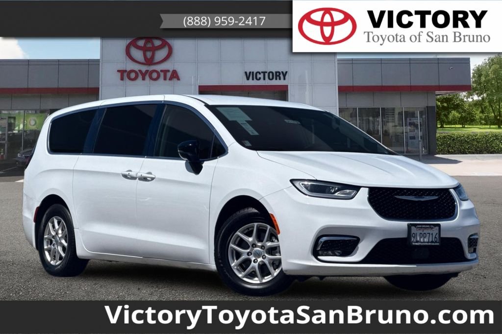 2024 Chrysler Pacifica Touring L's photo