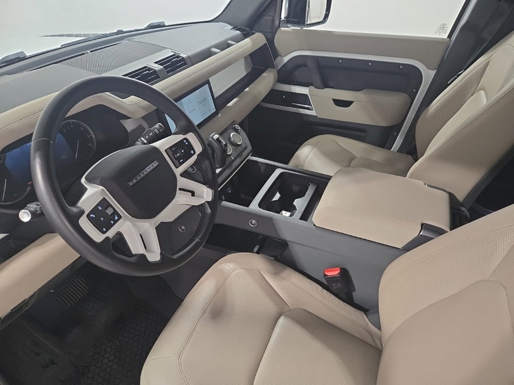 Used 2023  Land Rover S image 17