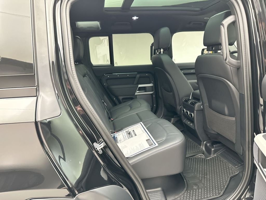 Used 2024 Santorini Black Metallic Land Rover S image 4