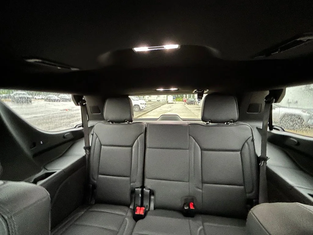 Used 2025 White GMC Denali image 29