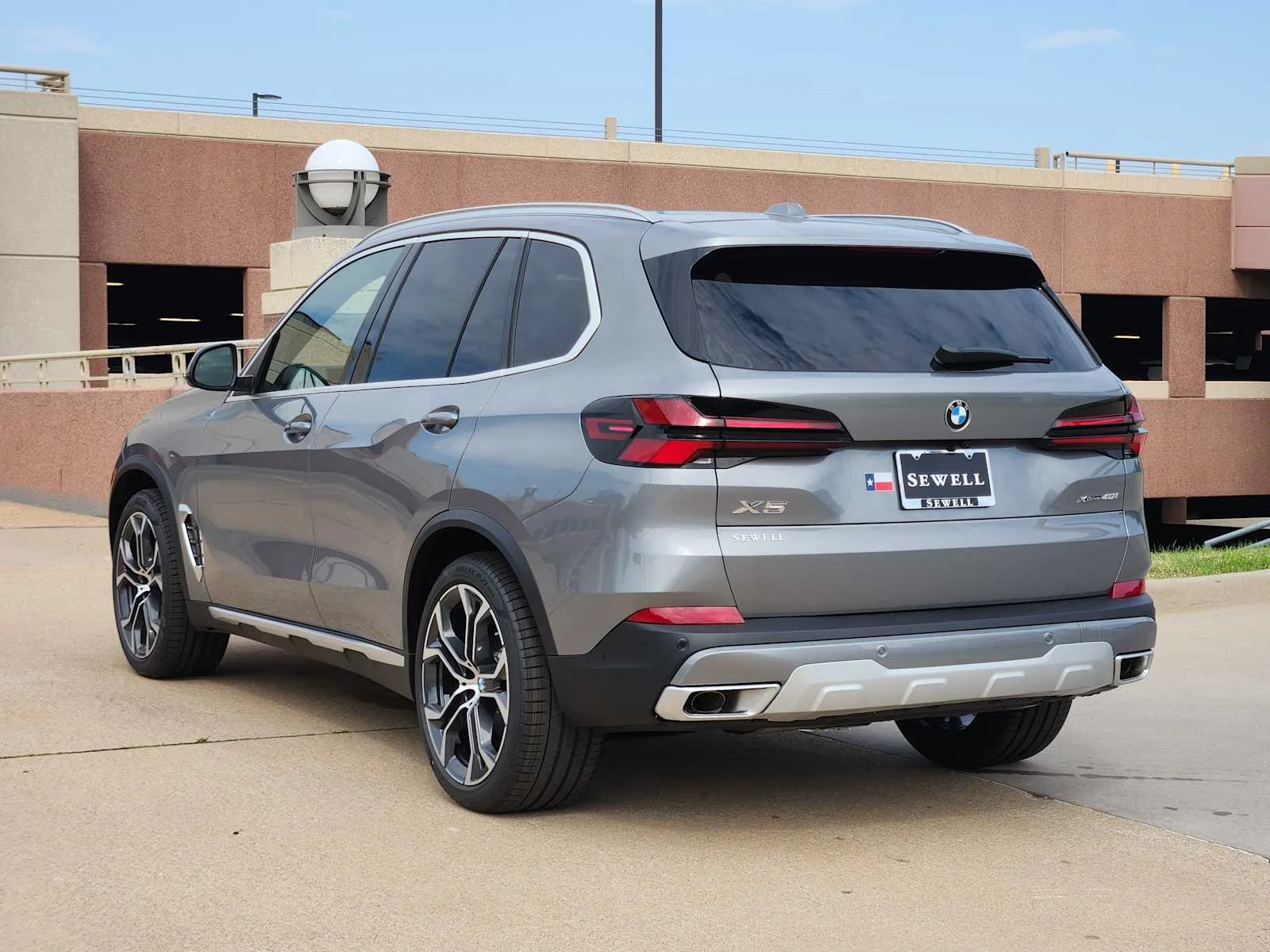 New 2026 Skyscraper Grey Metallic BMW xDrive40i image 3