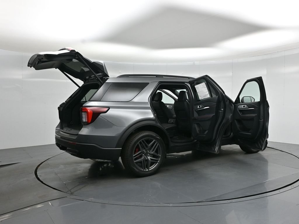New 2026 Carbonized Gray Metallic Ford ST-Line image 5