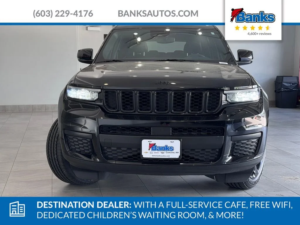 Used 2023 Diamond Black Cry Jeep Altitude image 3