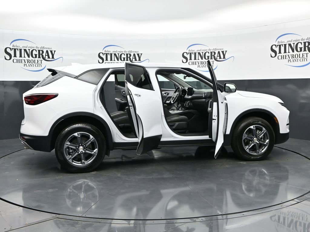 Used 2025 Summit White Chevrolet 2LT image 36
