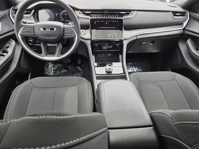 New 2026 Bright White Clear-Coat Exterior Paint Jeep Laredo X image 10