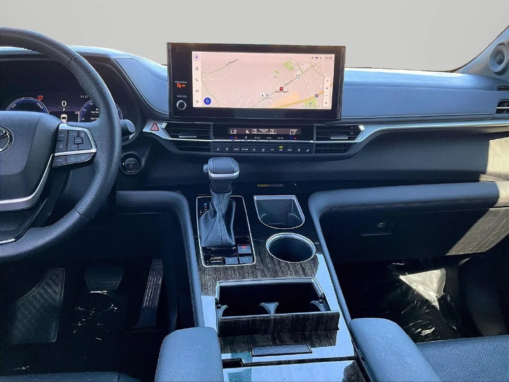 2025 Toyota Sienna Platinum - Photo 9