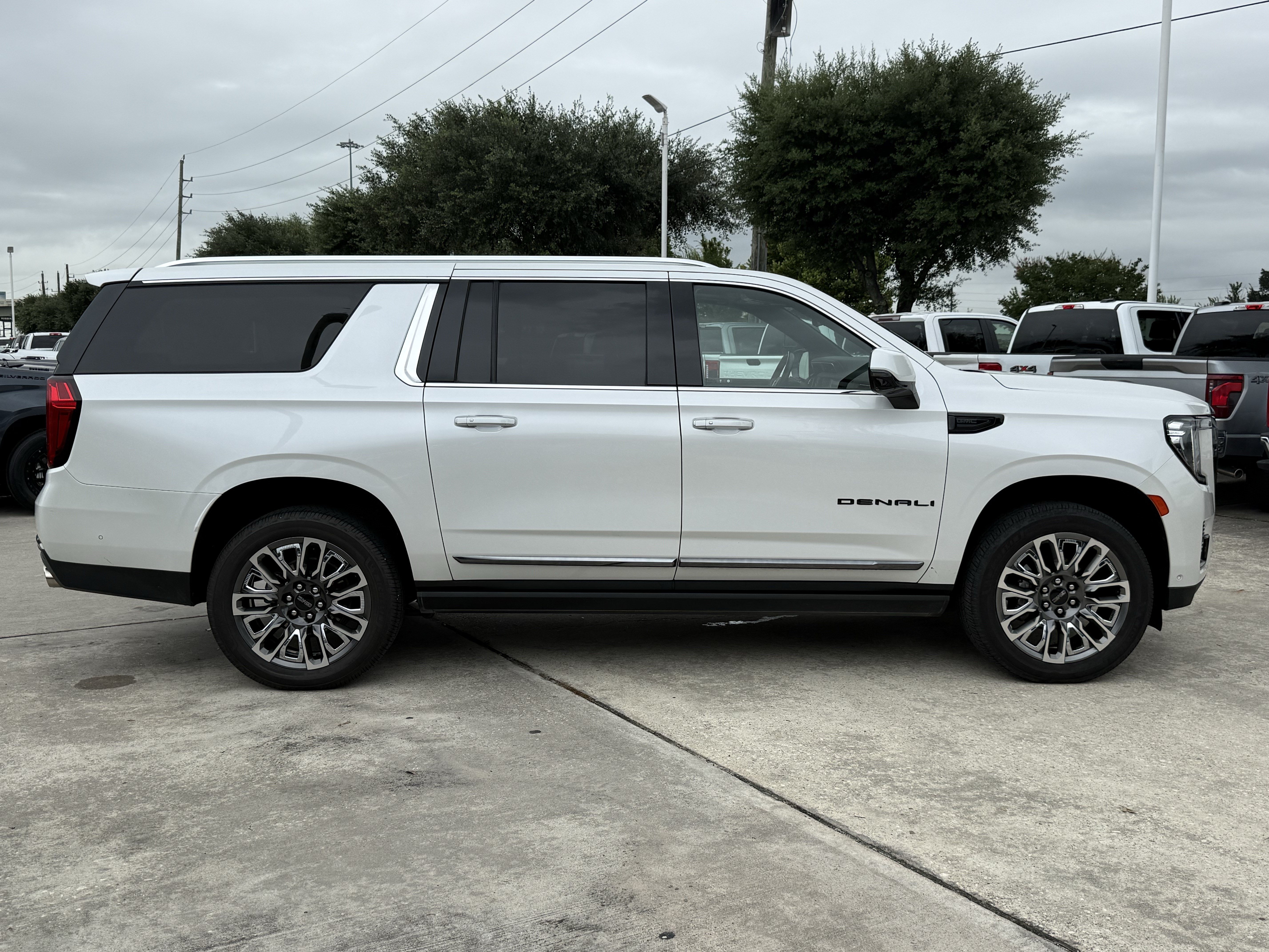 Used 2023 White Frost Tricoat GMC Denali Ultimate image 3