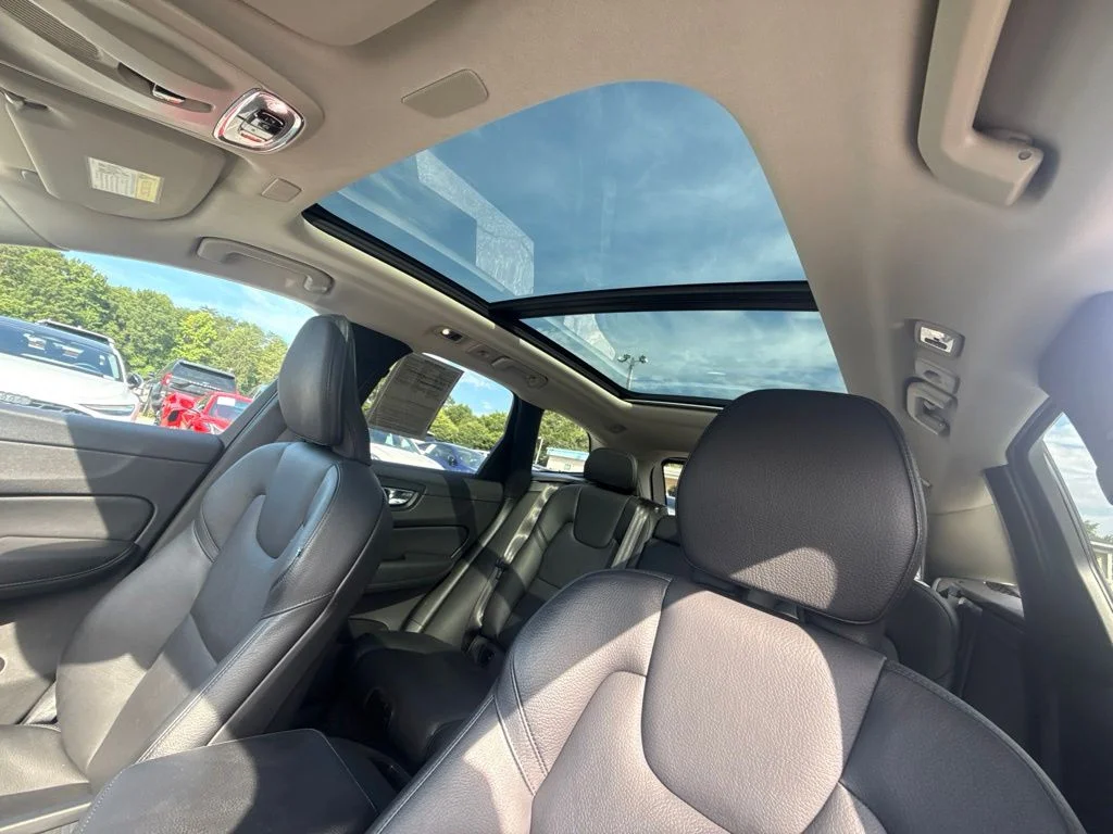Used 2020 Black Volvo T5 Momentum image 6