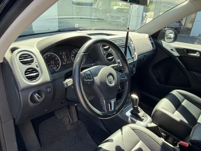 Used 2015 Black Volkswagen SE image 6