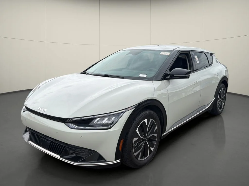 Used 2023 White Kia Wind image 3