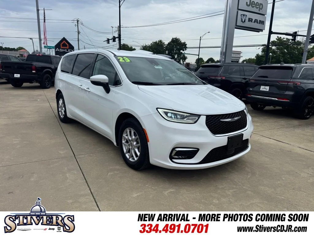 2023 Chrysler Pacifica Touring L's photo