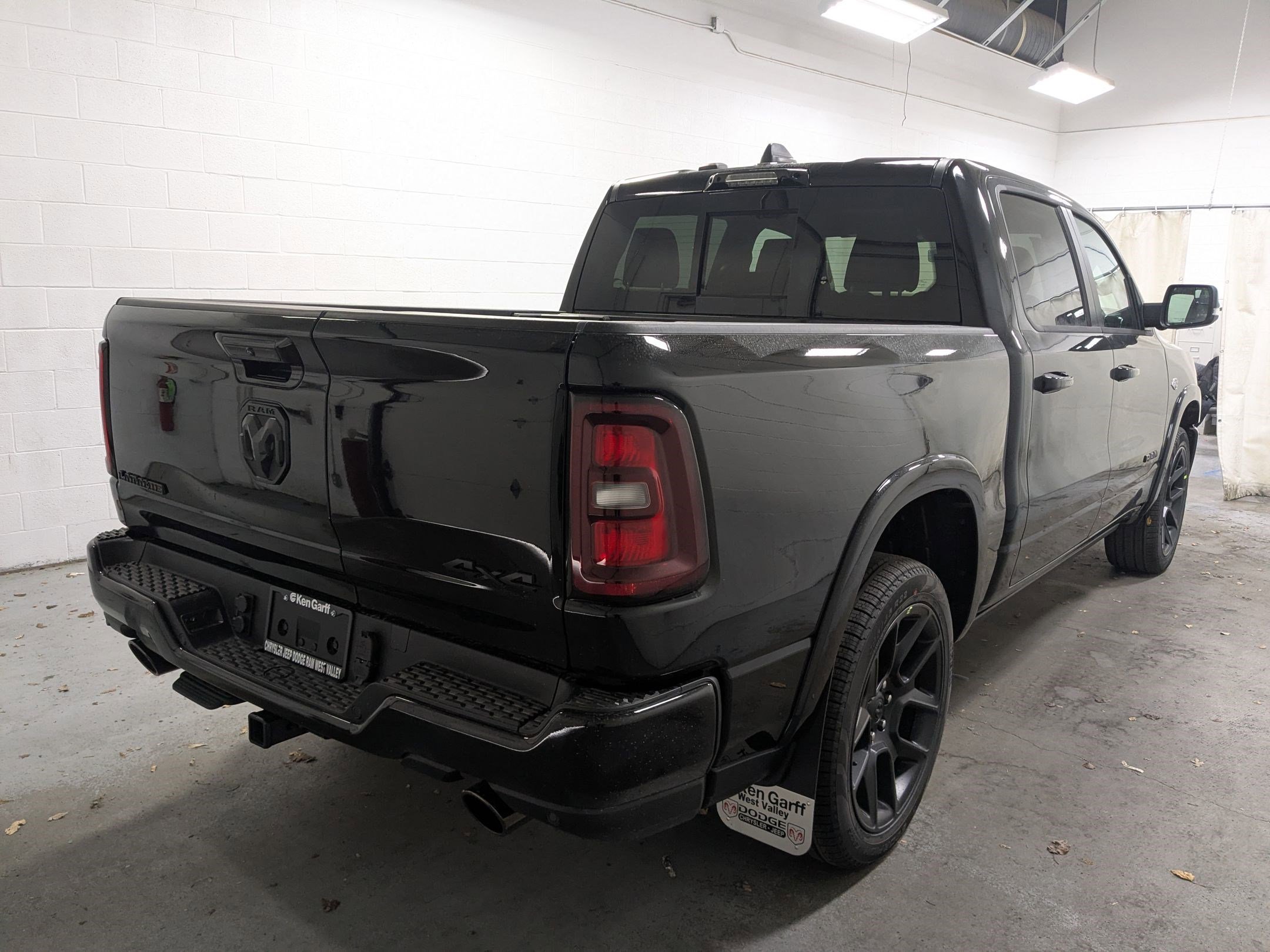 New 2026 Diamond Black Crystal Pearl-Coat Exterior Paint RAM Laramie image 4