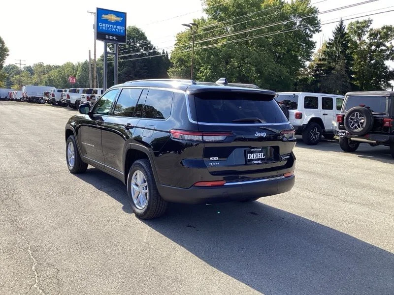 New 2025 Diamond Black Crystal Pearl-Coat Exterior Paint Jeep Laredo image 5