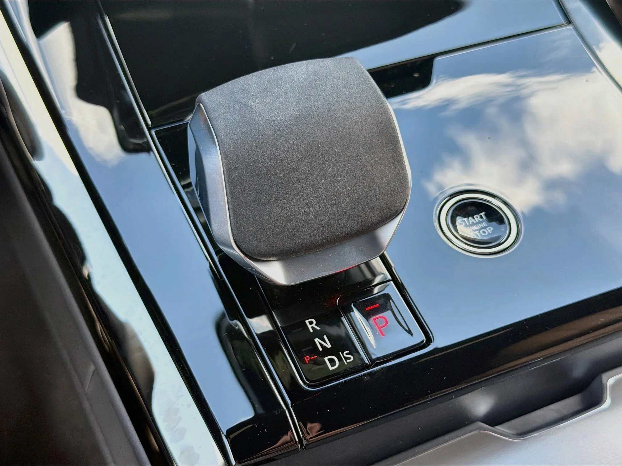 New 2026 Carpathian Grey Land Rover SE image 30