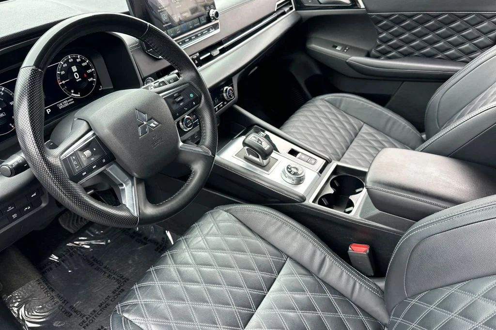 Used 2023  Mitsubishi SEL image 10