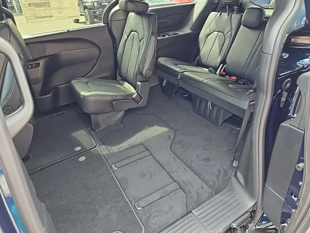 2025 Chrysler Pacifica Select - Photo 22