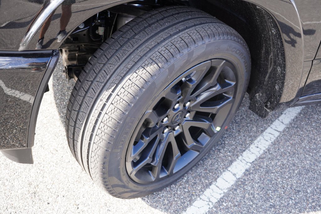 New 2027 Diamond Black Crystal Pearl-Coat Exterior Paint RAM Limited image 9