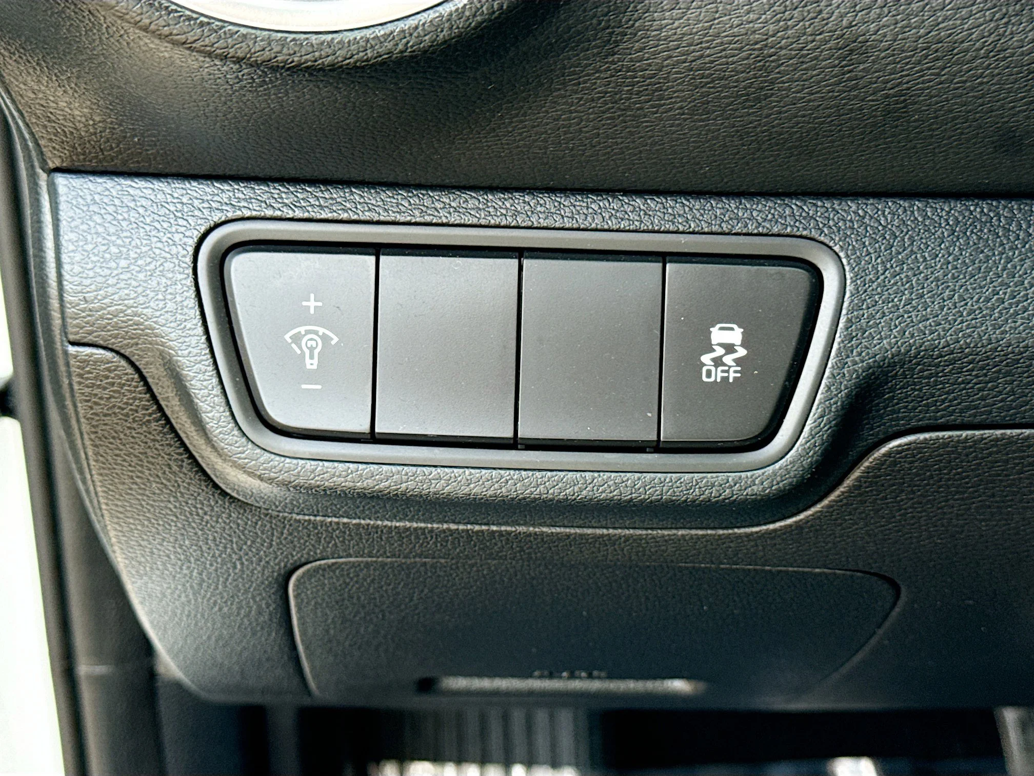 Used 2024 Snow White Pearl Kia LXS image 32