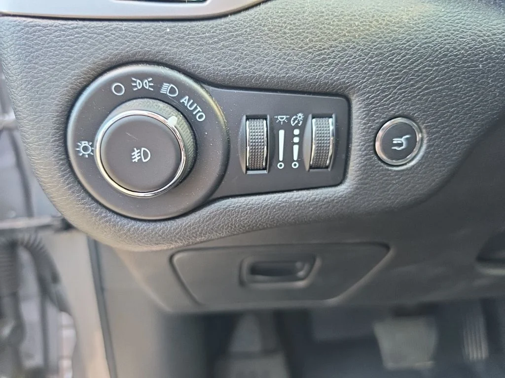 Used 2021 Silver Jeep Limited image 29