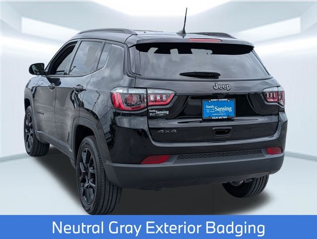 New 2026 Diamond Black Crystal Pearl-Coat Exterior Paint Jeep Latitude image 3