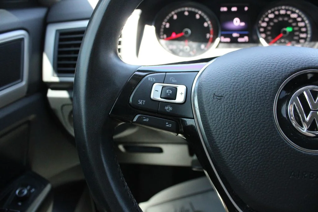 Used 2019 White Volkswagen 3.6L V6 SE image 12