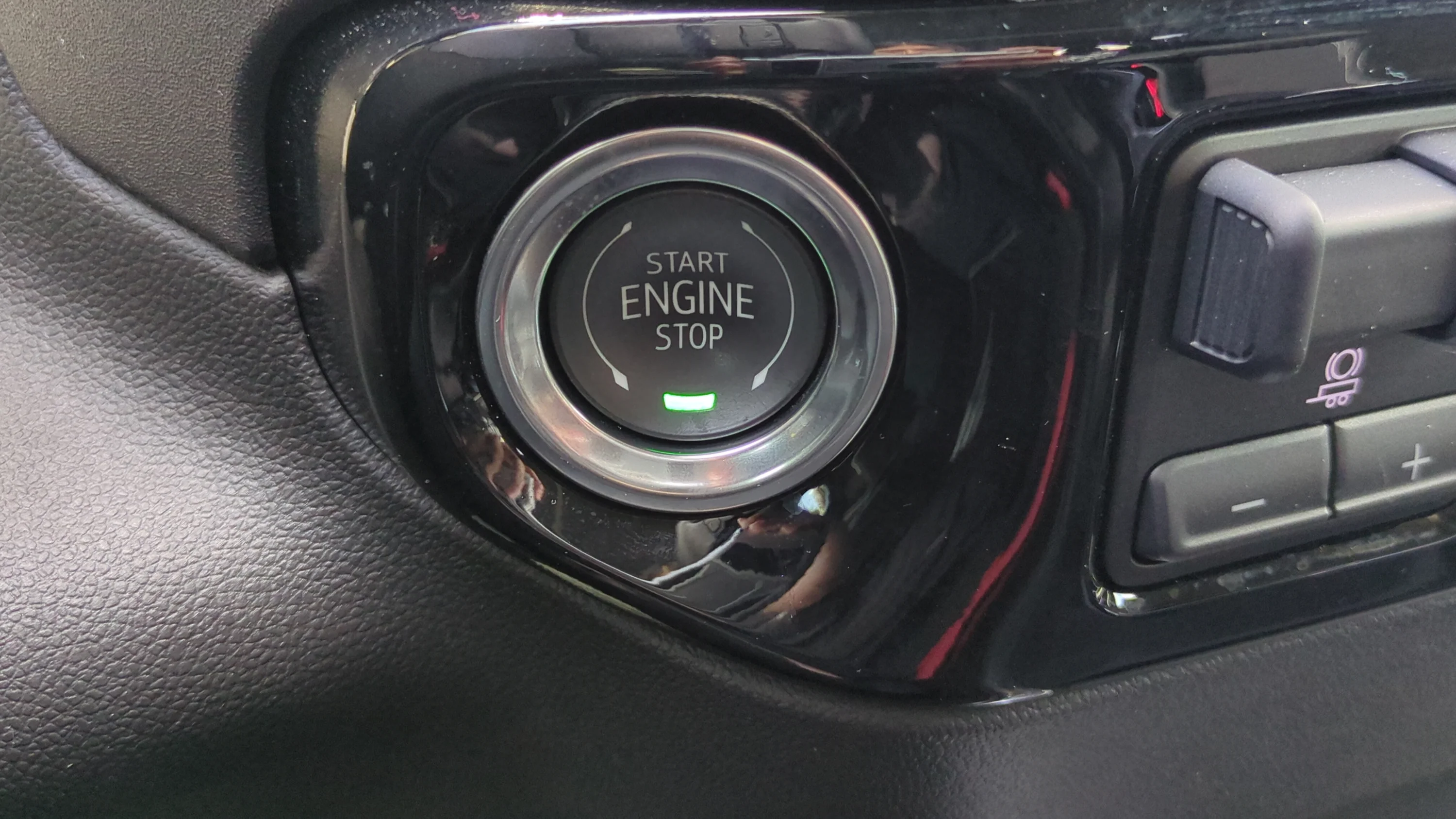 Used 2025 Summit White Chevrolet RST image 23