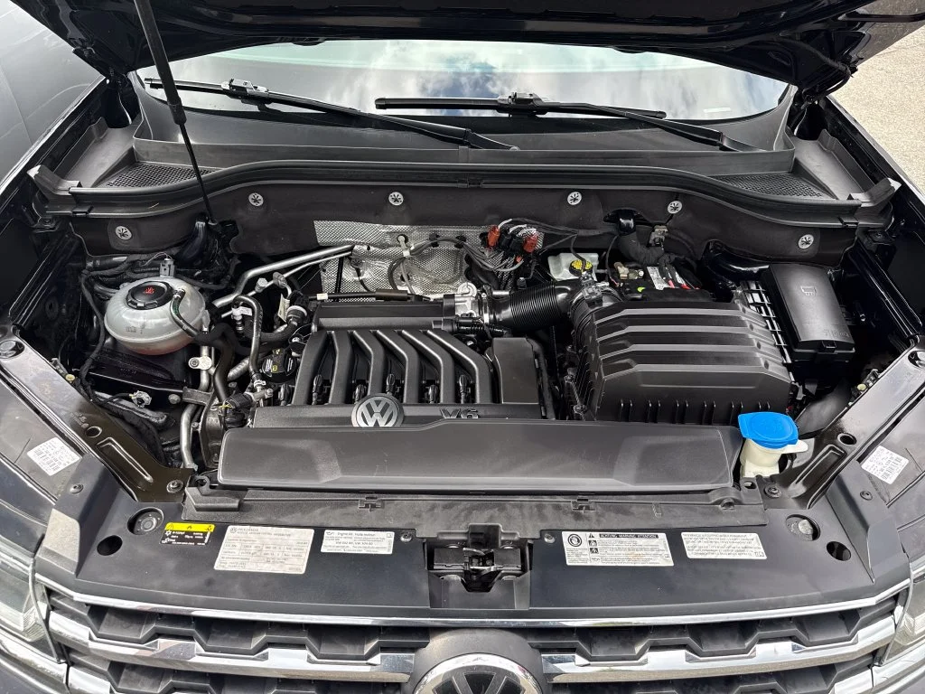 Used 2018 Deep Black Volkswagen 3.6L V6 SEL Premium image 30