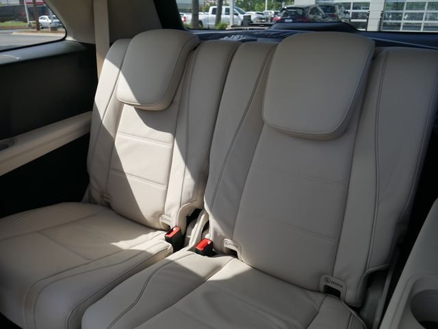 New 2026 MANUFAKTUR Moonlight White Metallic Mercedes-Benz GLS 450 image 23