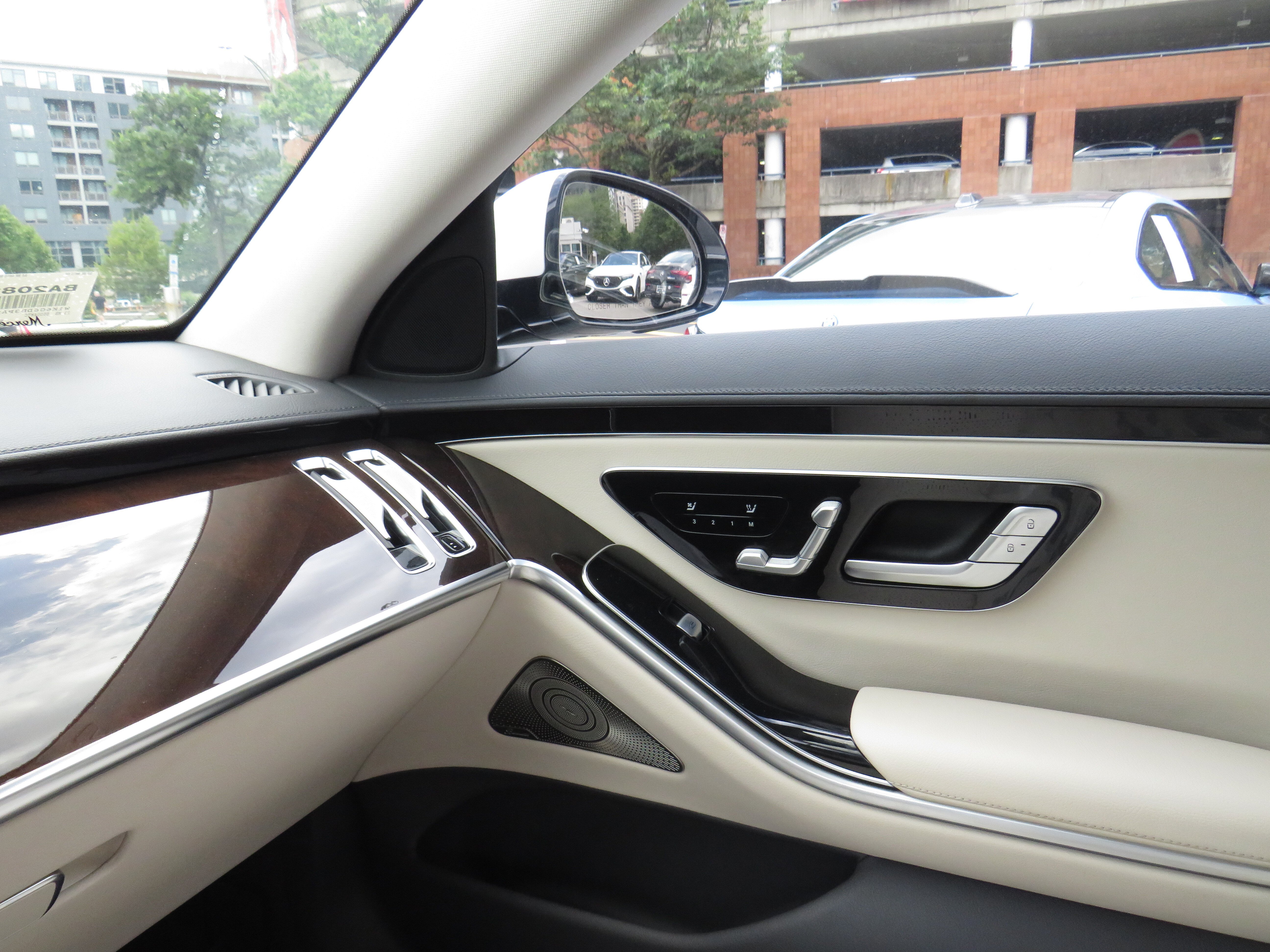 Certified Used 2023 MANUFAKTUR Diamond White Metallic Mercedes-Benz S 500 4MATIC® image 17