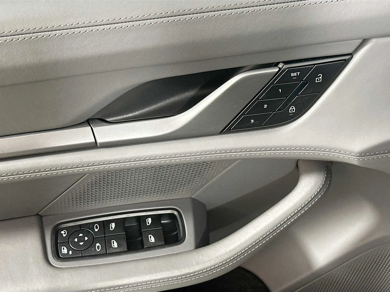 2025 Porsche Taycan Base - Photo 11