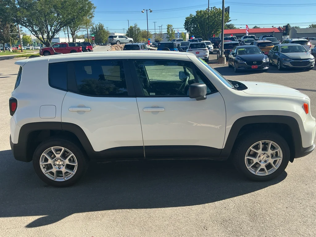 Used 2023 Alpine White Clearcoat Jeep Latitude image 4