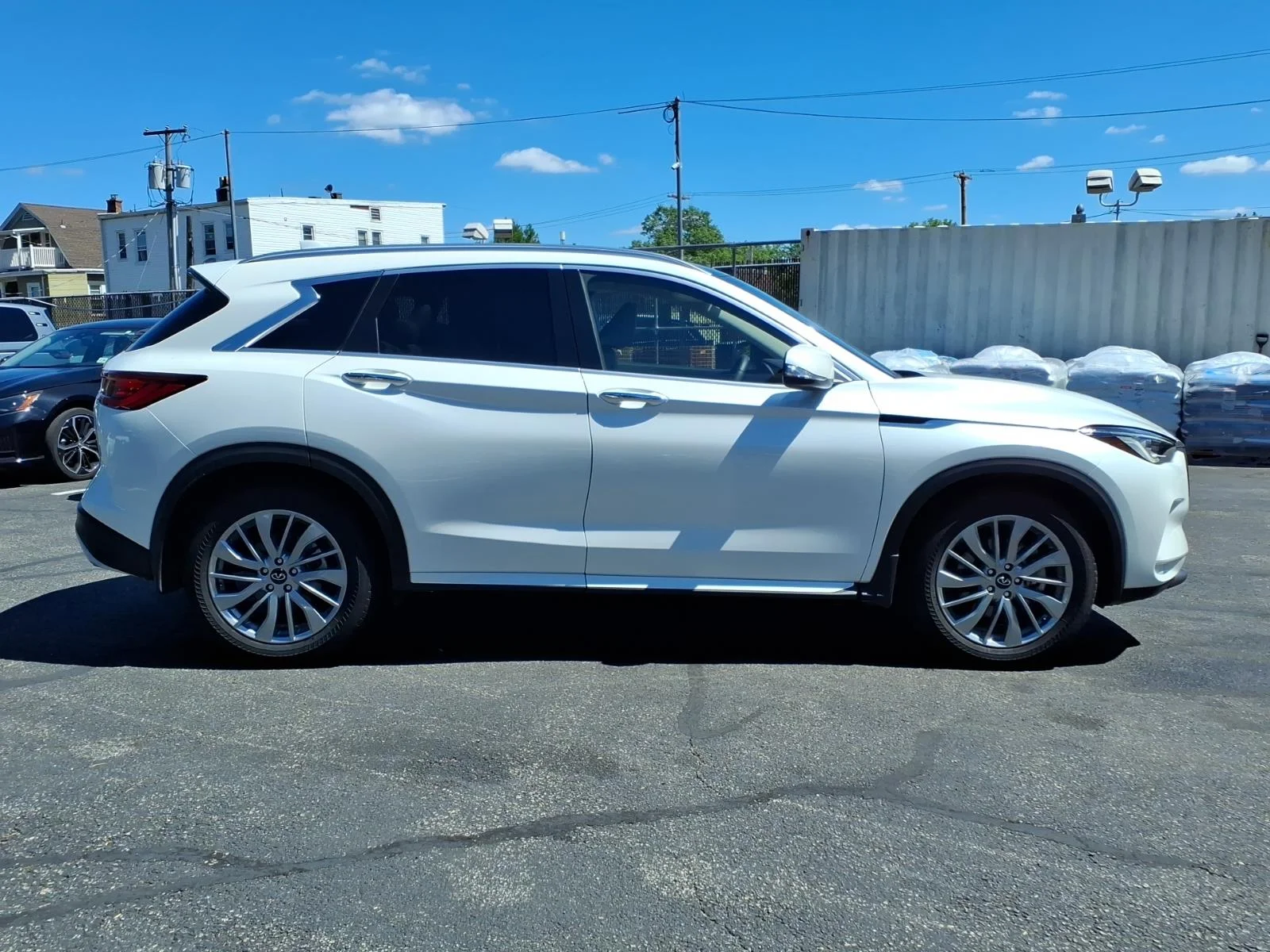Certified Used 2025 White INFINITI LUXE image 5