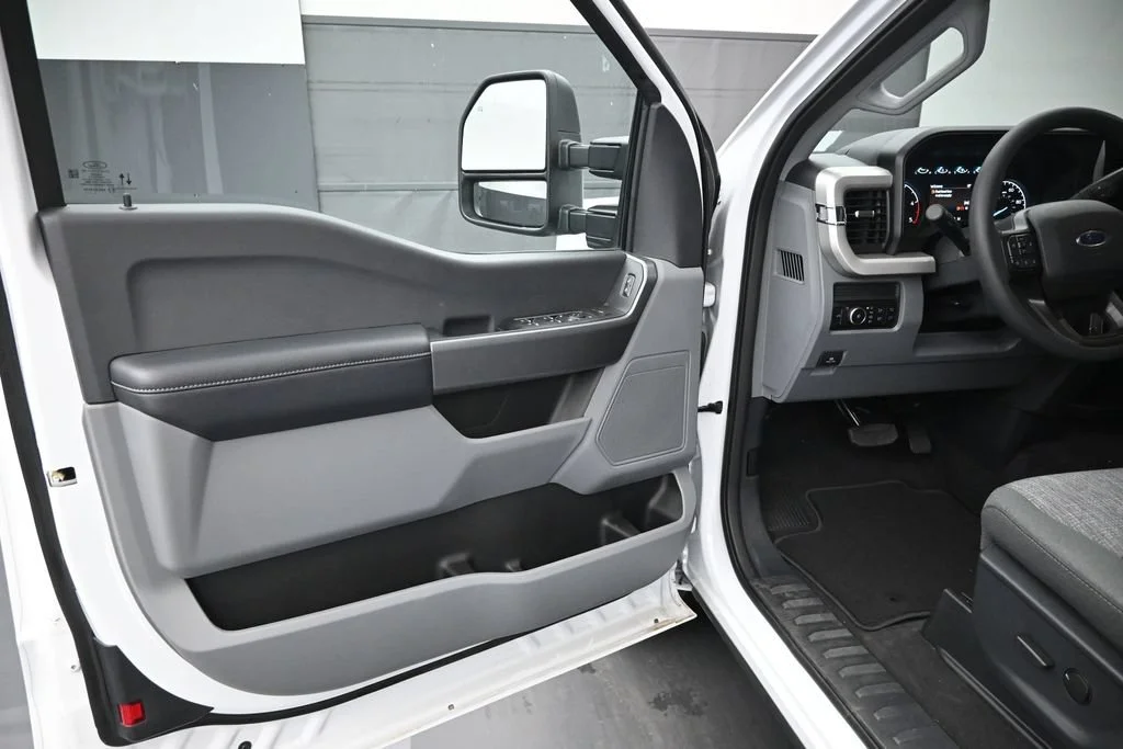 New 2026 Oxford White Ford XLT image 9