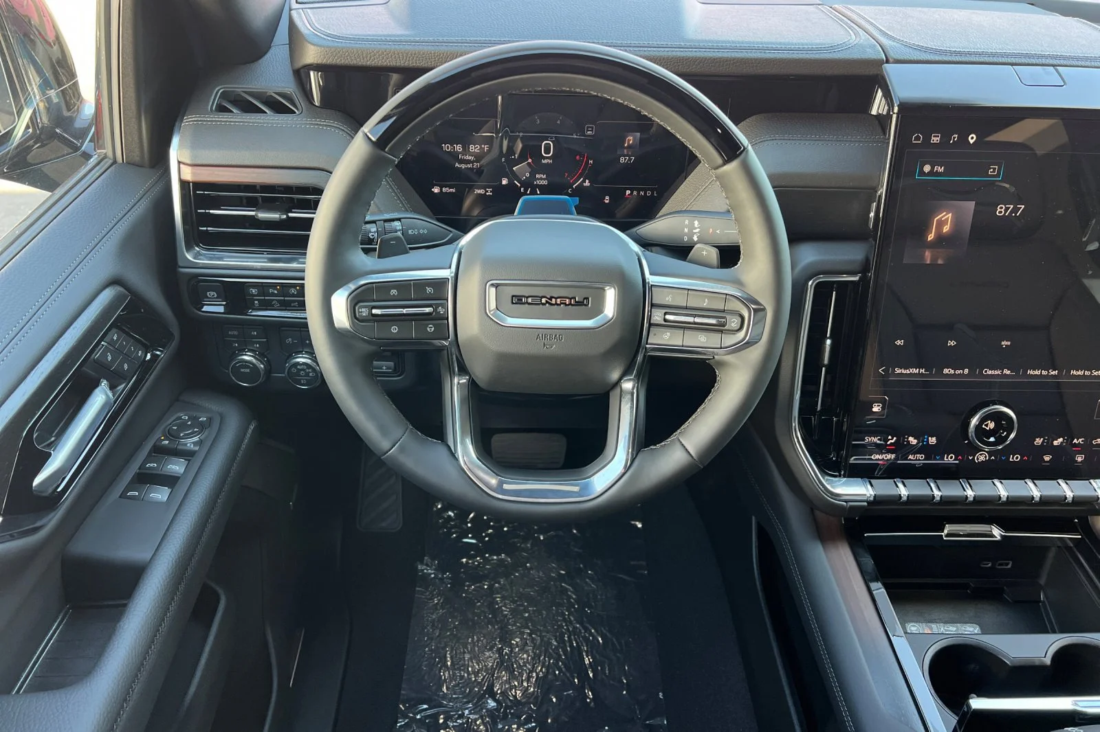 2026 GMC Yukon Denali - Photo 14