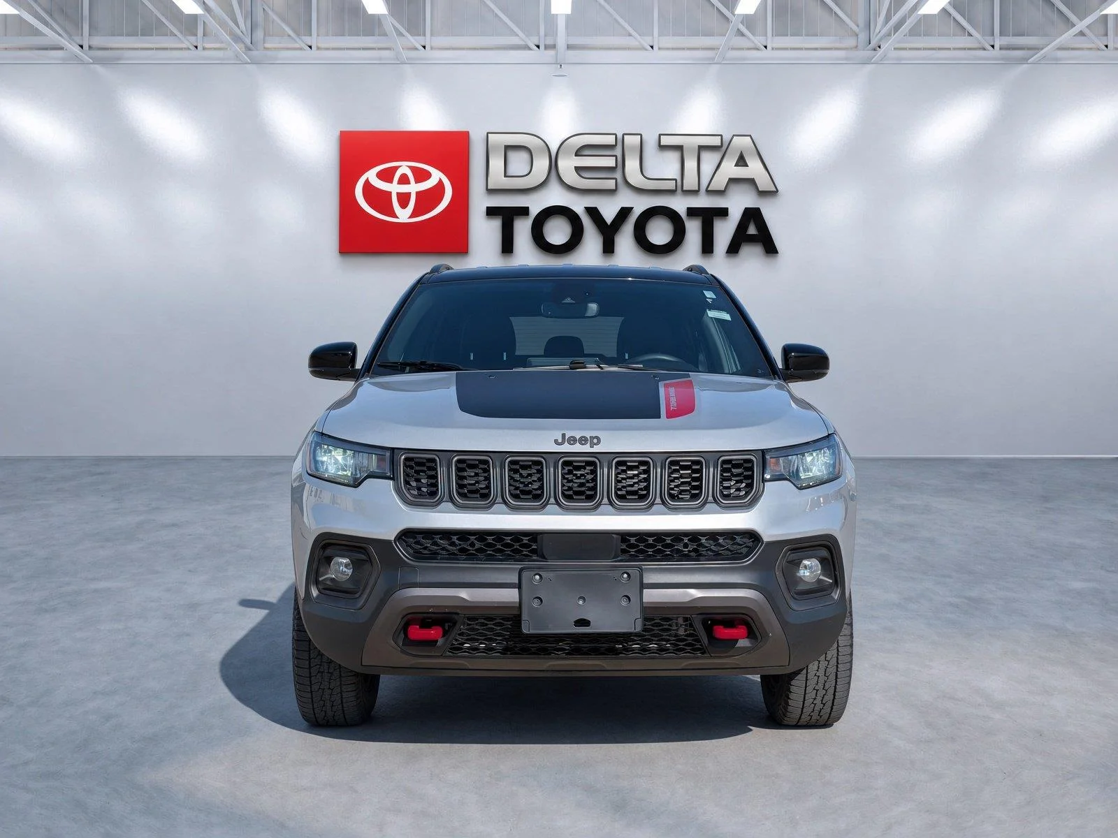 Used 2025 Silver Zynith Metallic Clearcoat Jeep Trailhawk image 4