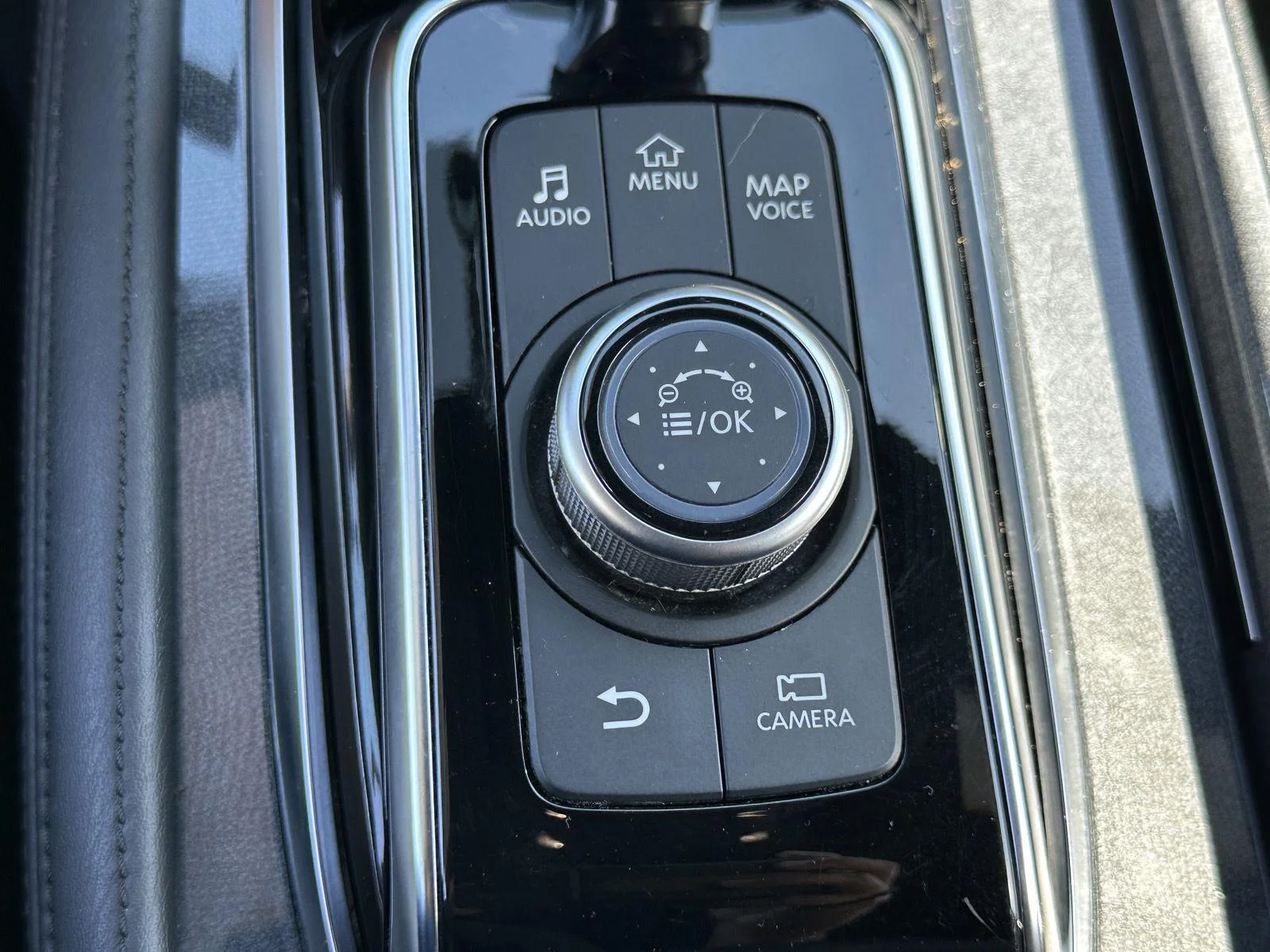 Used 2023 Super Black Nissan SL image 38