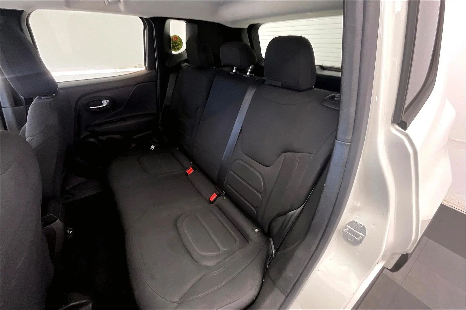 Used 2022 Alpine White Clearcoat Jeep Latitude image 18