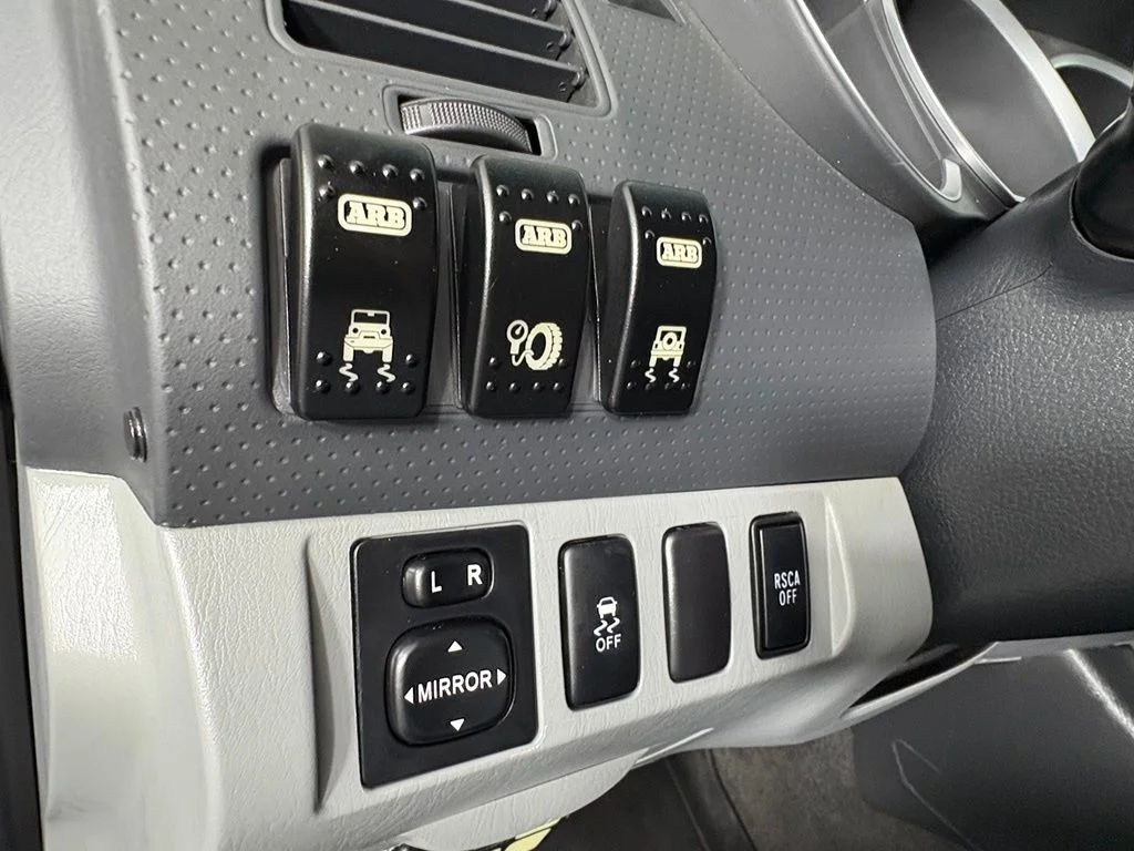 Used 2014 White Toyota Base image 20