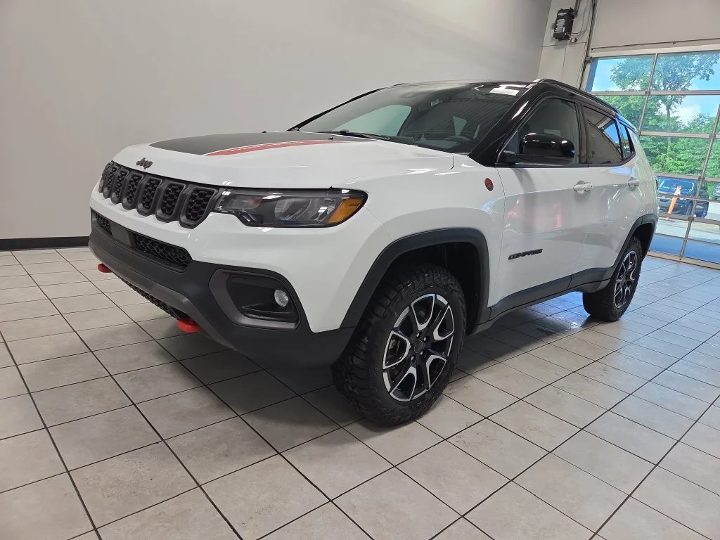 New 2026 Bright White Clear-Coat Exterior Paint Jeep Trailhawk image 3