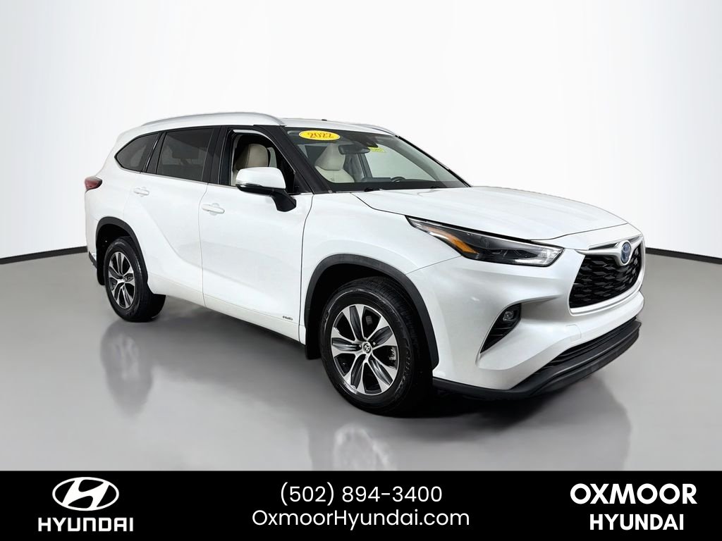 Used 2022 Wind Chill Pearl Toyota Hybrid XLE image 1