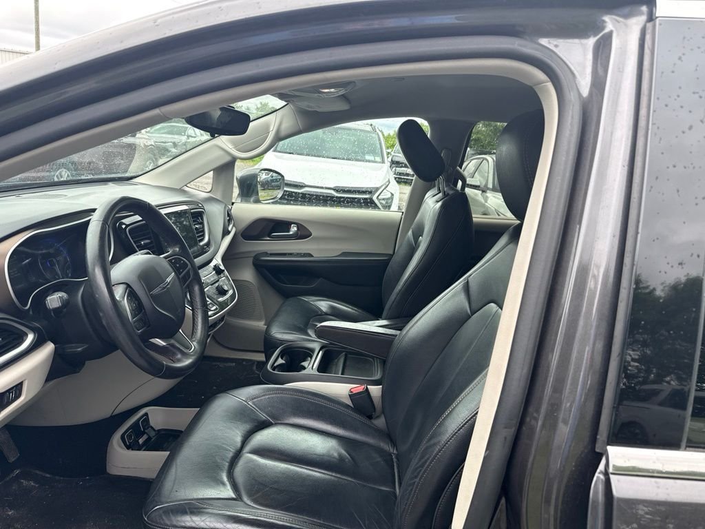 Used 2017 Gray Chrysler Touring L image 8