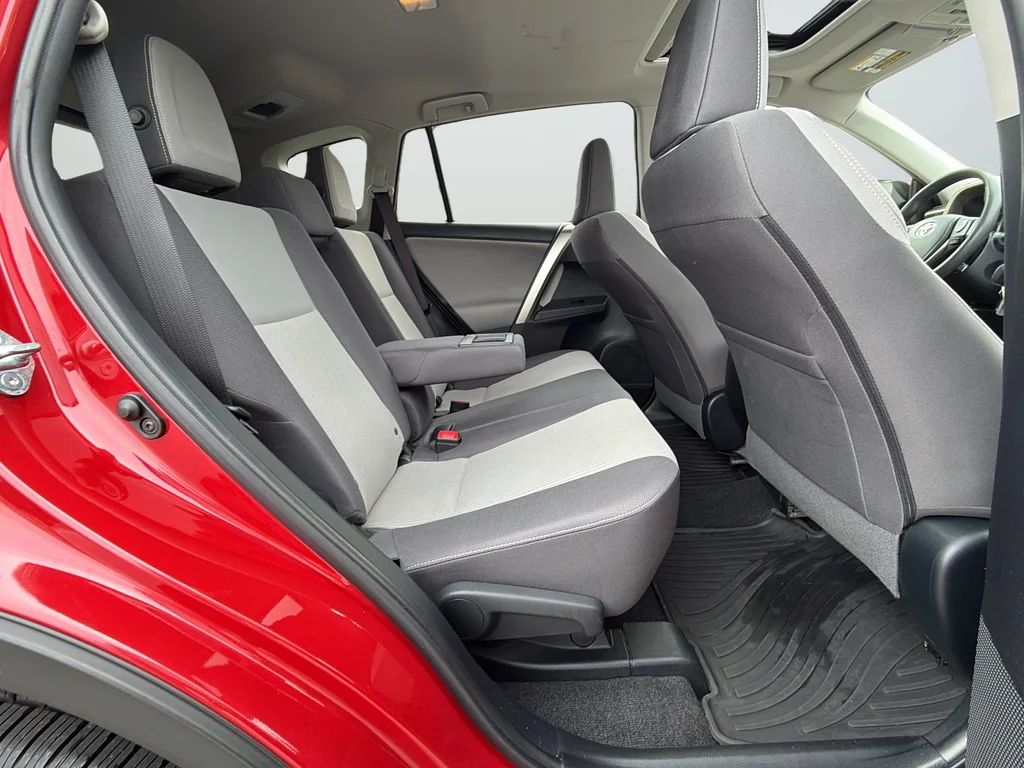 Used 2015 Red Toyota XLE image 27