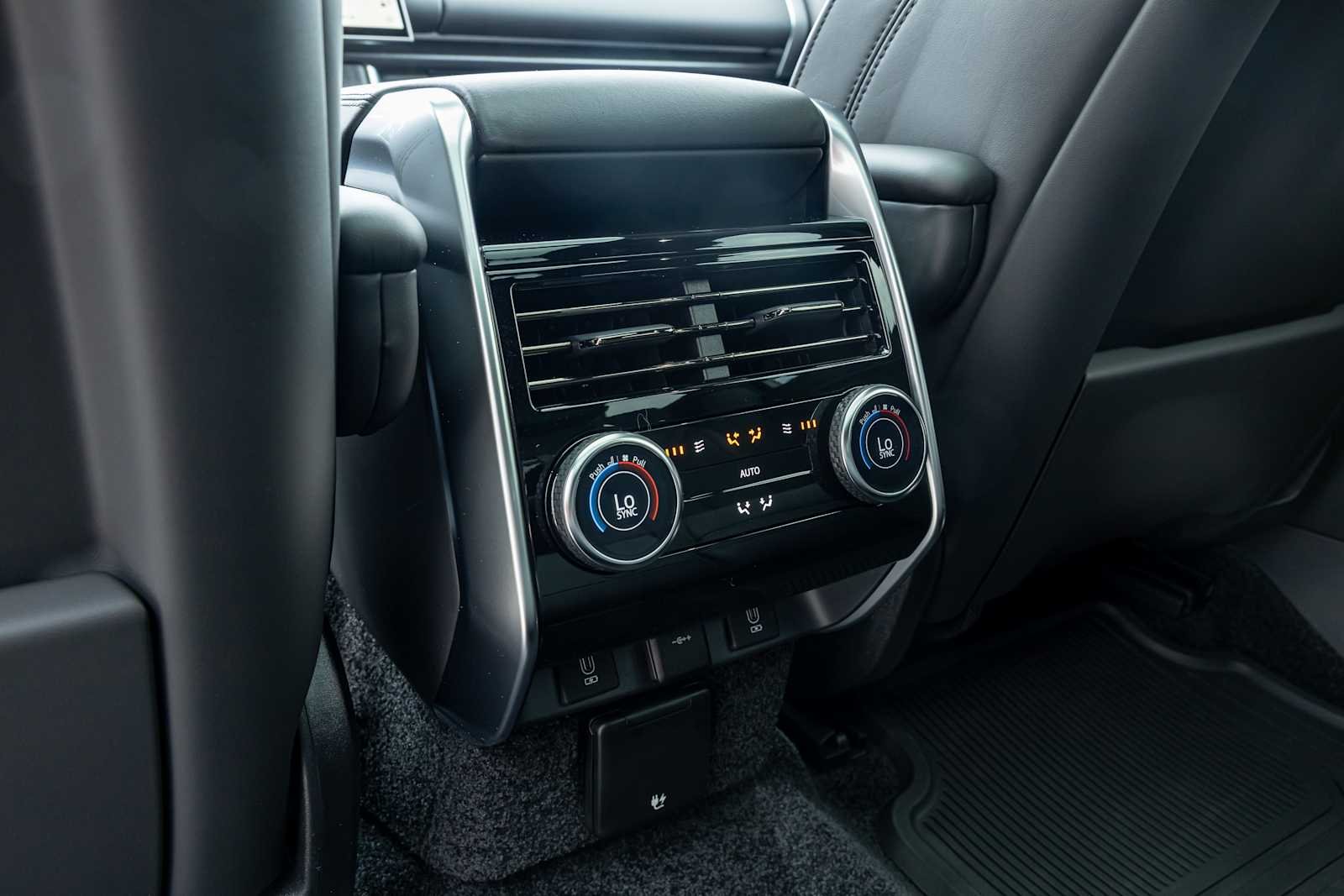 New 2026 Carpathian Grey Land Rover SE image 34