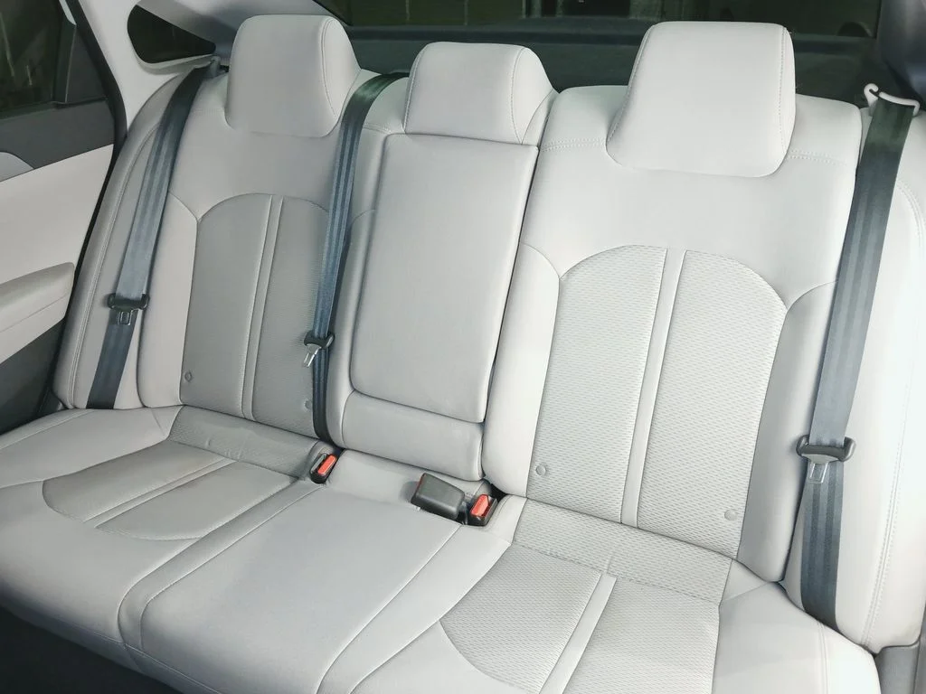 Used 2018 White Hyundai SE image 12