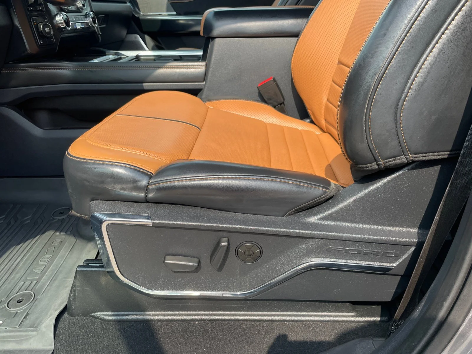 Used 2024 GRAY Ford PLATINUM SuperCrew image 15