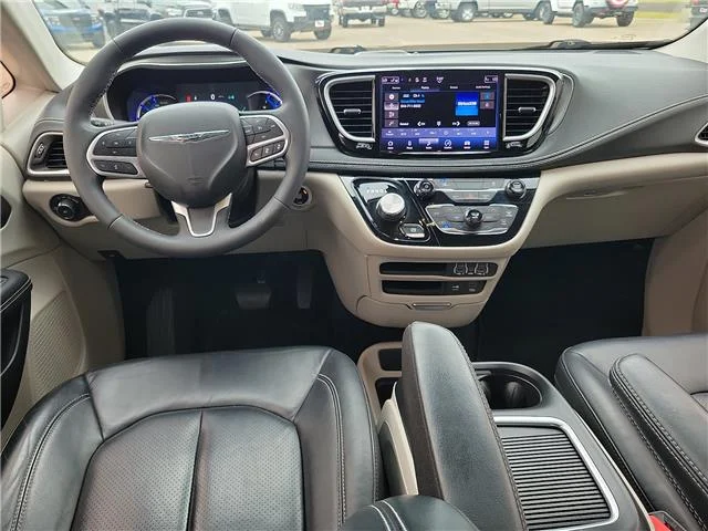 Used 2022  Chrysler Touring L Front-Wheel Drive Passenger image 10