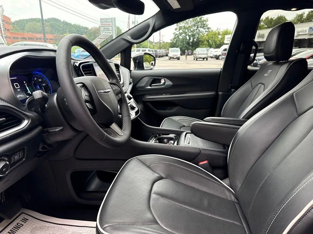 2026 Chrysler Pacifica Limited - Photo 9